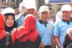 Bupati-Wabup-dan-ketua-kabupaten-PGRI-melepas-peserta-jalan-sehat