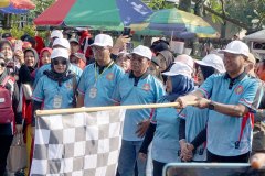 Bupati-memberangkatkan-peserta-jalan-sehat-PGRI-Tulungagung