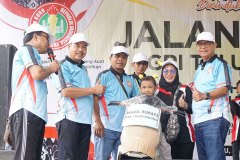 Eni-Nurmalasari-guru-SDN-1-Kampungdalem-Tulungagung-peraih-hadiah-sepeda-motor-listrik