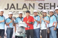 Sidik-Putra-Purnama-guru-SDN-2-Rejosari-Kecamatan-Kalidawir-peraih-hadiah-motor-listri-Bupati-Tulungagung