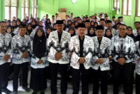 Ketua terpilih, Suryadi, S.Pd. beserta pengurus dilantik oleh Ketua PGRI Kabupaten Muhadi, M.Pd.)