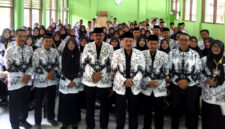 Ketua terpilih, Suryadi, S.Pd. beserta pengurus dilantik oleh Ketua PGRI Kabupaten Muhadi, M.Pd.)