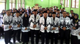 Ketua terpilih, Suryadi, S.Pd. beserta pengurus dilantik oleh Ketua PGRI Kabupaten Muhadi, M.Pd.)