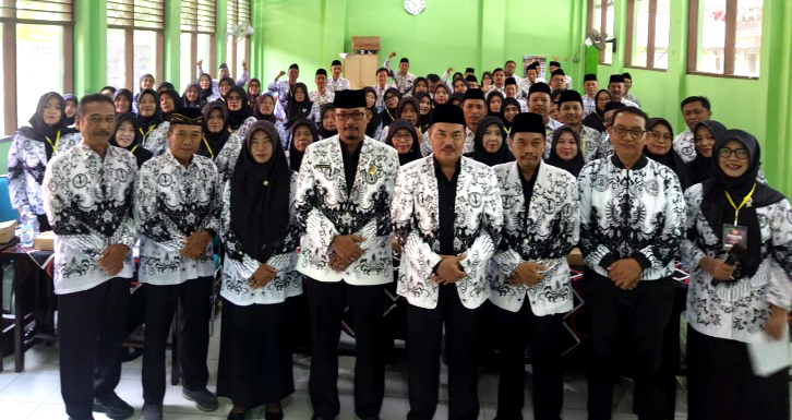 Ketua terpilih, Suryadi, S.Pd. beserta pengurus dilantik oleh Ketua PGRI Kabupaten Muhadi, M.Pd.)