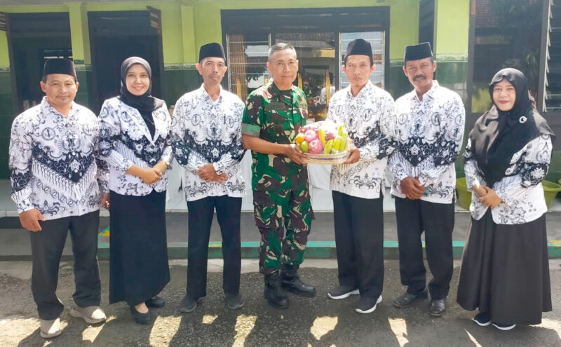 Pengurus Cabang PGRI Sumbergempol saat diterima Danramil 0807/07 Sumbergempol.