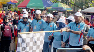 Bupati memberangkatkan peserta jalan sehat PGRI Tulungagung