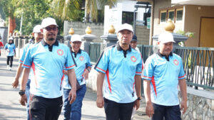 Jajaran Pengurus Kabupaten PGRI Tulungagung mengantarkan Bupati kembali ke Pendopo Kongas Arum-Kusumaning Bongso.