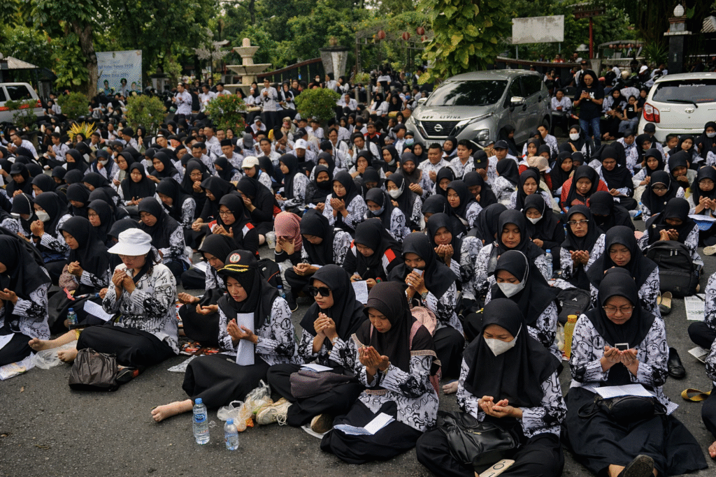 Doa dan Istigotsah guru-guru PPPK paruh waktu menuntut kesejahteraan layak