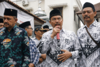 Mereka memiliki tanggungan kehidupan sehari-hari yang harus dipenuhi—beli susu untuk bayi, menunaikan cicilan rumah, kendaraan, dan lain-lain. Sementara penghasilan paruh waktu masih tak layak.