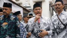 Mereka memiliki tanggungan kehidupan sehari-hari yang harus dipenuhi—beli susu untuk bayi, menunaikan cicilan rumah, kendaraan, dan lain-lain. Sementara penghasilan paruh waktu masih tak layak.