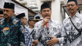 Mereka memiliki tanggungan kehidupan sehari-hari yang harus dipenuhi—beli susu untuk bayi, menunaikan cicilan rumah, kendaraan, dan lain-lain. Sementara penghasilan paruh waktu masih tak layak.