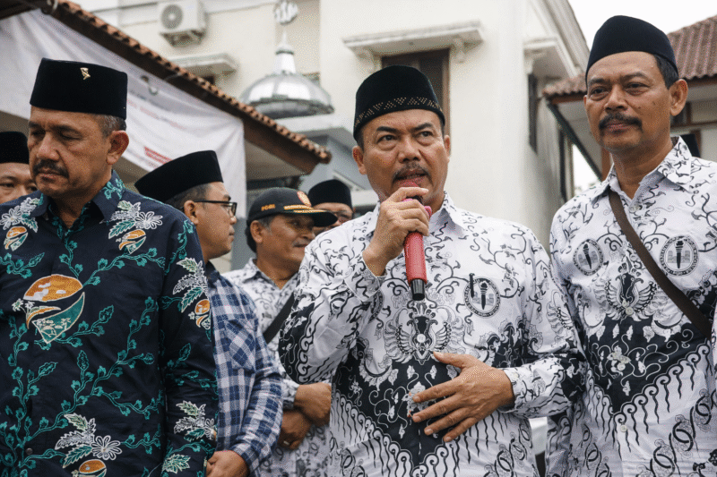 Mereka memiliki tanggungan kehidupan sehari-hari yang harus dipenuhi—beli susu untuk bayi, menunaikan cicilan rumah, kendaraan, dan lain-lain. Sementara penghasilan paruh waktu masih tak layak.